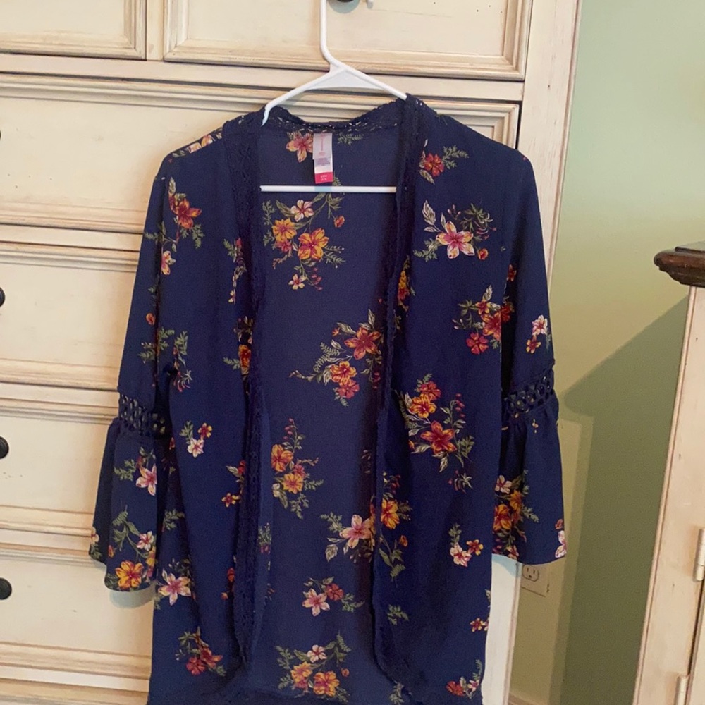 Light weight cardigan with lace around sleeves and bottom